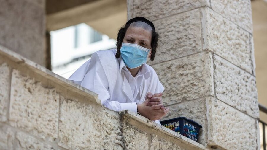 Ein orthodoxer Jude mit Mundschutz / © Ilia Yefimovich (dpa)