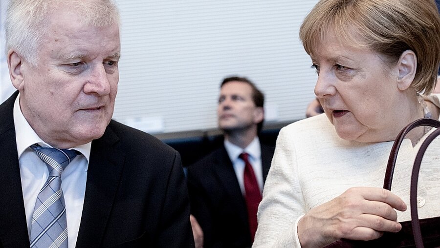 Ein Paar am Abgrund: Horst Seehofer und Angela Merkel / © Kay Nietfeld (dpa)