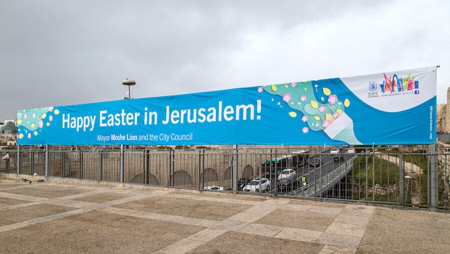 Ein Plakat am Jaffator in Jerusalem. / © Andrea Krogmann (KNA)