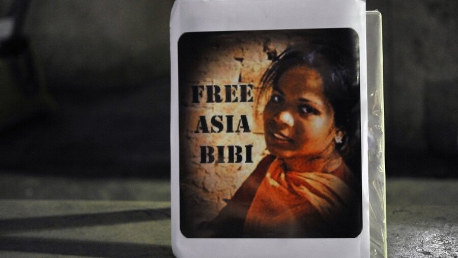 Ein Plakat mit einem Porträt von Asia Bibi / © P. Razzo (KNA)