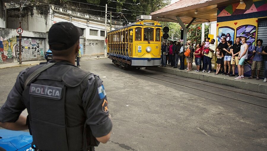 Ein Polizist bewacht eine Bahnstation in Rio de Janeiro / © Antonio Scorza (shutterstock)