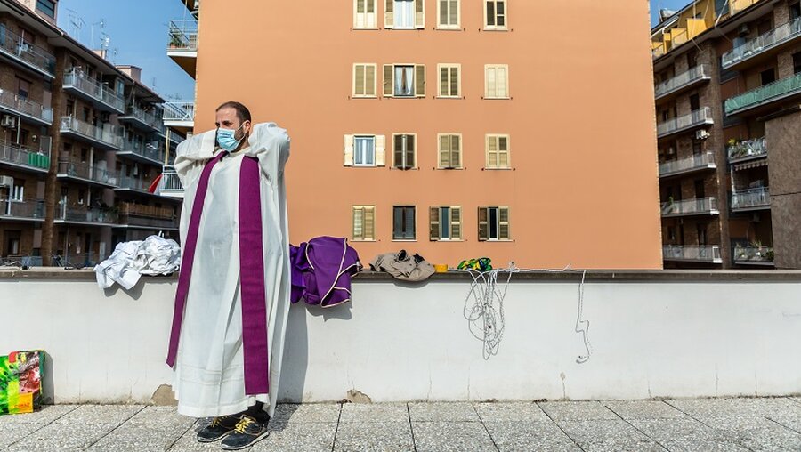 Ein Priester mit Mundschutz auf dem Dach einer Kirche in Rom / © Stefano Dal Pozzolo (KNA)
