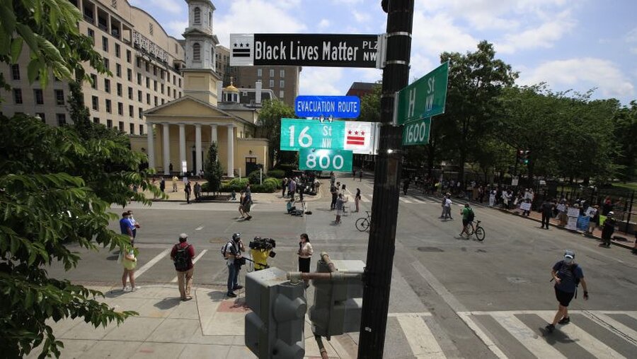 Ein schwarz-weißes Straßenschild mit der Aufschrift "Black Lives Matter" in Washington / © Manuel Balce Ceneta/AP (dpa)