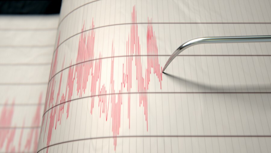 Ein Seismograph zeichnet Erdbewegungen auf (shutterstock)