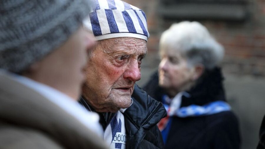 Ein Überlebender nimmt an der Gedenkfeier zum 75. Jahrestag der Befreiung des KZ Auschwitz teil / © Czarek Sokolowski (dpa)