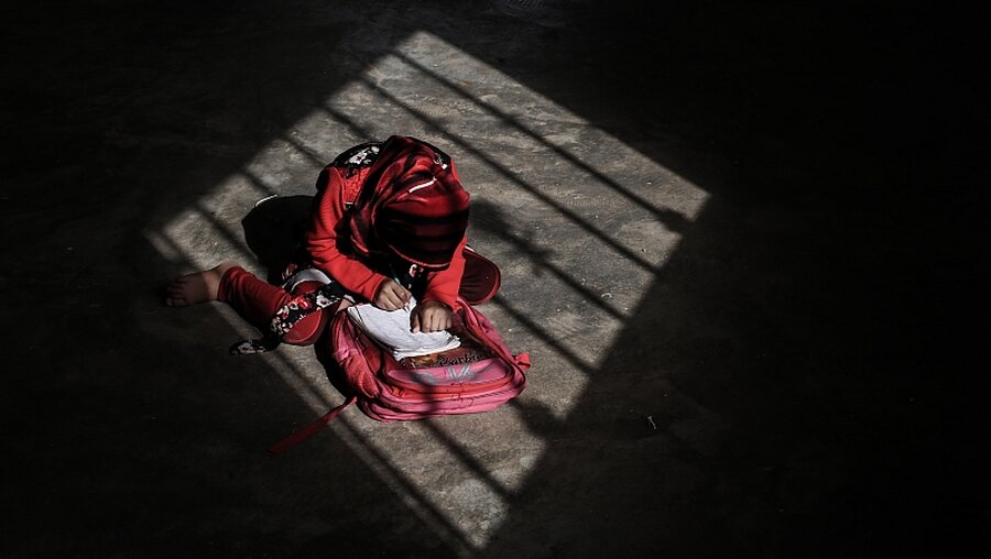 Ein vertriebenes syrisches Mädchen studiert an einer provisorischen Schule / © Anas Alkharboutli (dpa)