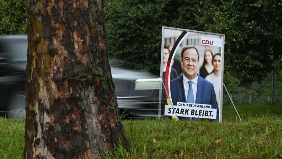 Ein Wahlplakat der CDU mit dem Kanzlerkandidaten Armin Laschet / © Bernd Weißbrod (dpa)