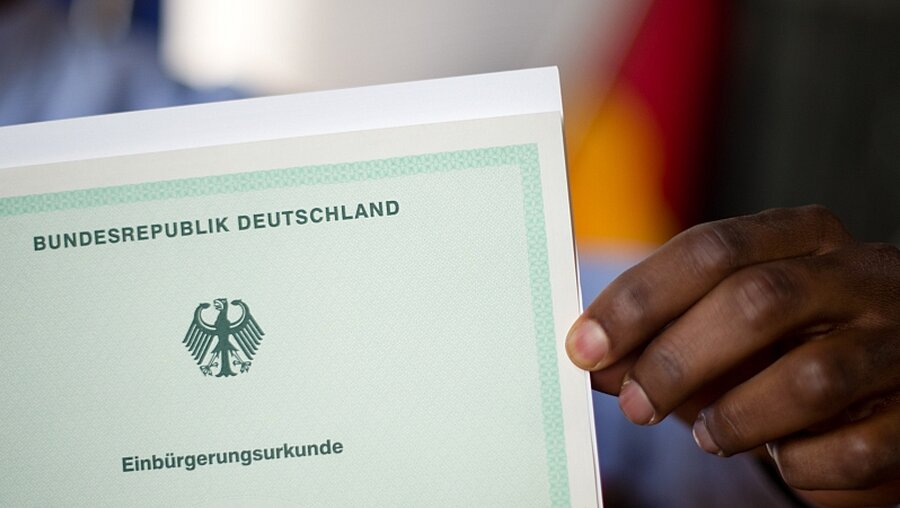 Doppelte Staatsbürgerschaft als Wahlkampfthema / © Julian Stratenschulte (dpa)