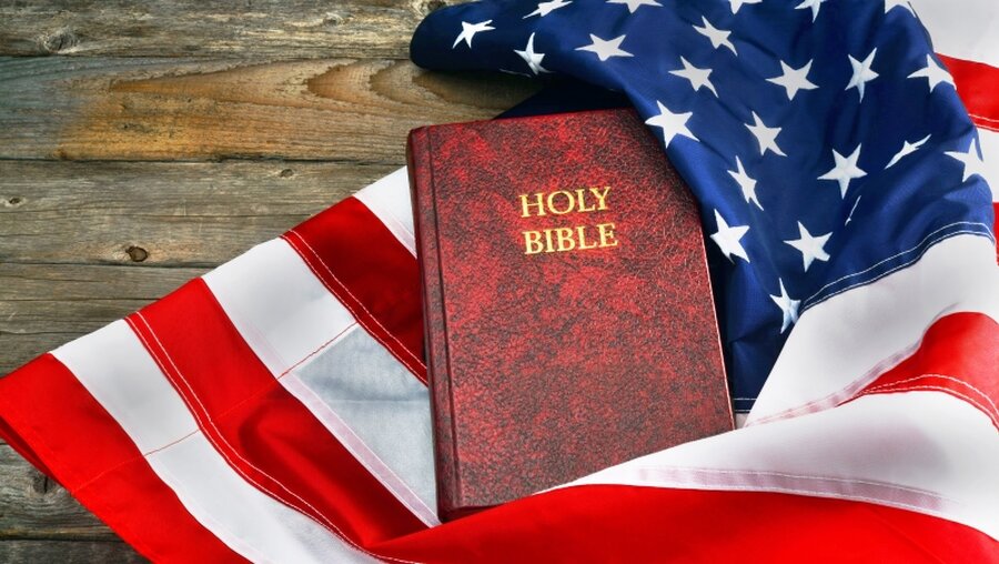 Eine Bibel auf einer US-Flagge / © W. Scott McGill (shutterstock)