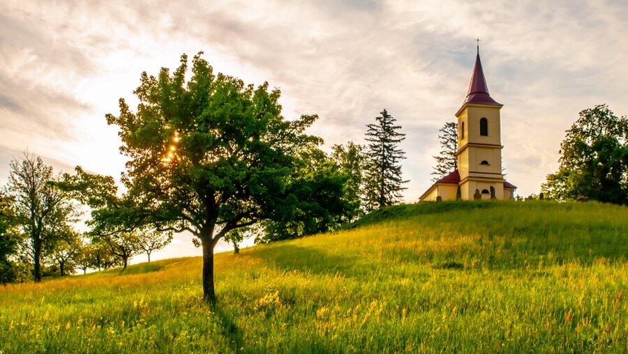 Eine Dorfkirche auf dem Land / © Pyty (shutterstock)