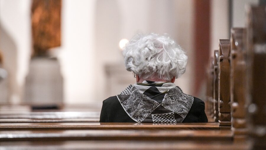 Eine Frau in der Kirche / © Harald Oppitz (KNA)