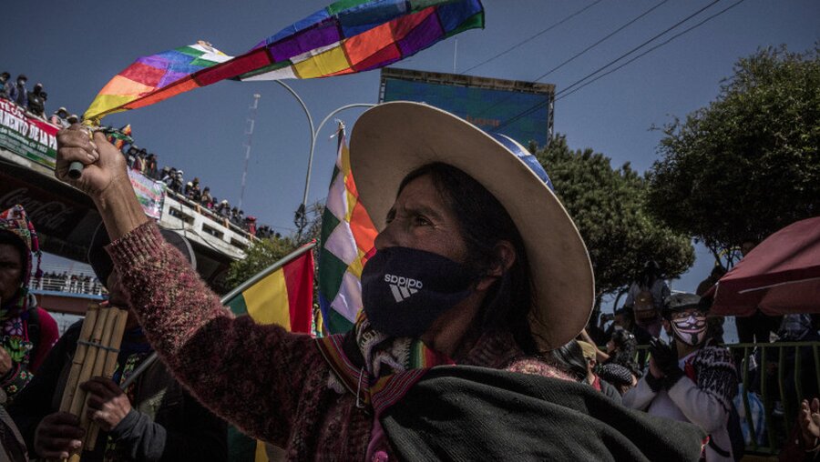 Eine Frau in El Alto, Bolivien, schwenkt die Flagge der indigenen Bevölkerungen bei einem Protest am 28.07.2020 gegen die erneute Verschiebung der Präsidentschafts- und Parlamentswahlen / © Marcelo Perez del Carpio (dpa)