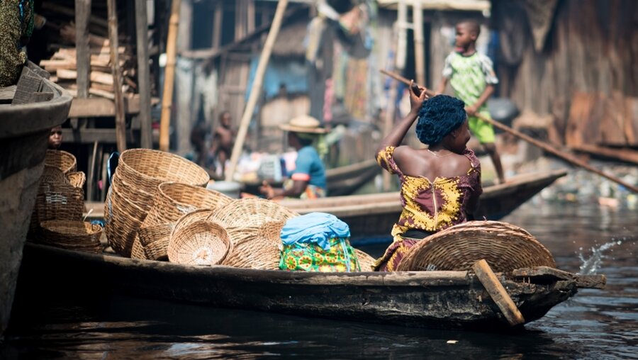 Eine Frau im nigerianischen Lagos / © Alucardion (shutterstock)