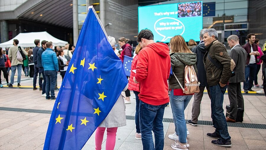  Eine Frau mit einer großen Europaflagge in Brüssel / © Marcel Kusch (dpa)