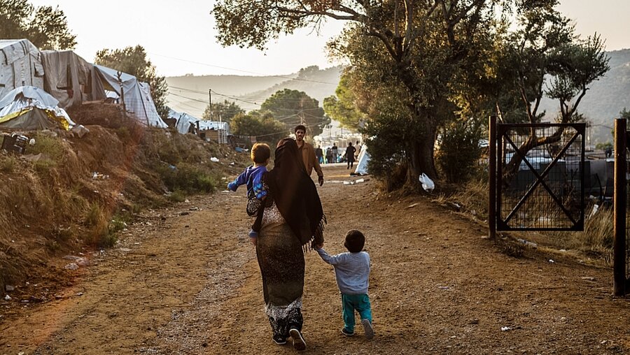 Eine Frau mit zwei Kindern im Flüchtlingslager Moria auf der griechischen Insel Lesbos / © Angelos Tzortzinis (dpa)