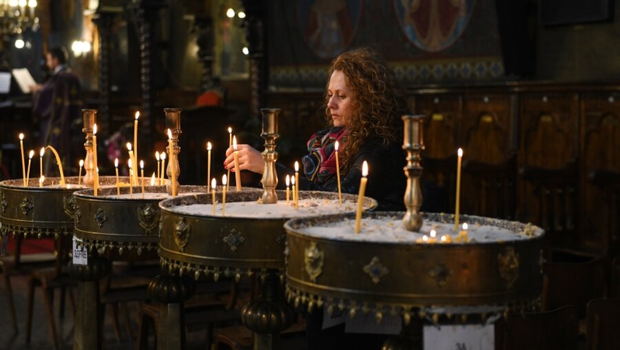 Eine Frau zündet Kerzen in der Kathedrale Sveta Nedelya in Sofia an / © Harald Oppitz (KNA)