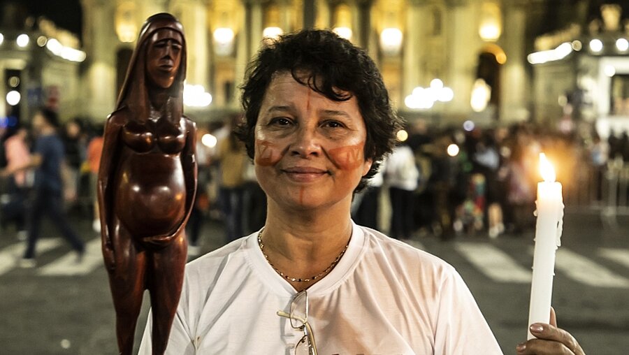 Eine Indigene aus dem Amazonasgebiet mit einer Fruchtbarkeits-Statue / © Stefano Dal Pozzolo (KNA)