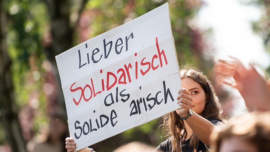 Eine junge Frau bei der Demonstration gegen die rechtsextremen Partei "Die Rechte" / © Marius Becker (dpa)