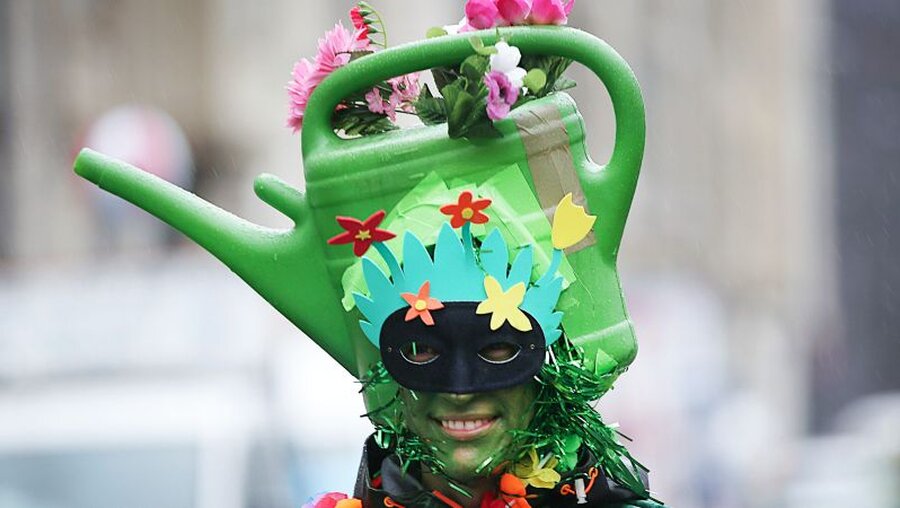Eine Karnevalistin als Gieskanne verkleidet / © Oliver Berg (dpa)