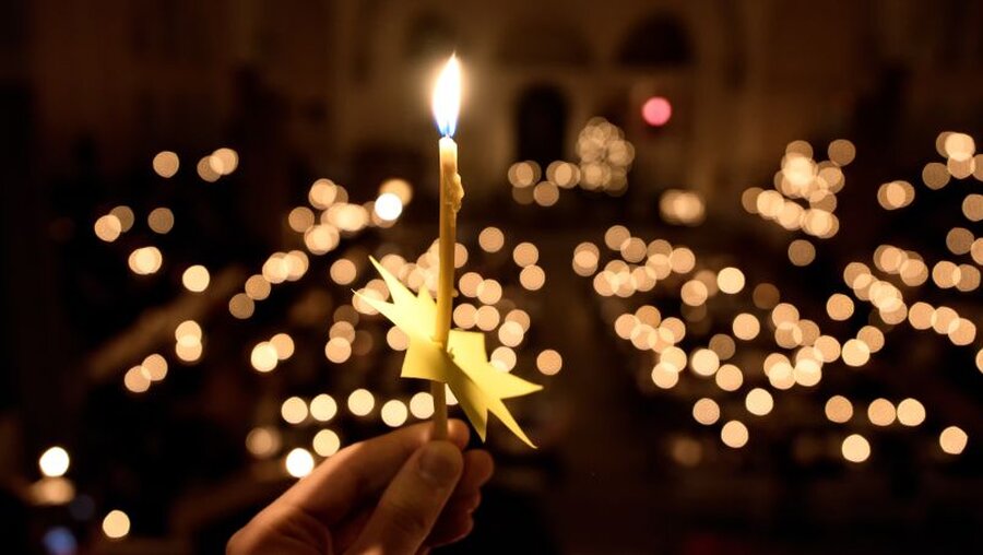 Eine Kerze im Gottesdienst zu Weihnachten / © Gleb Fomenko (shutterstock)