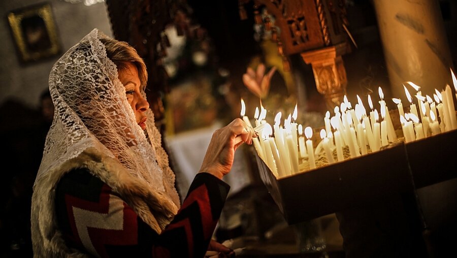 Eine palästinensische griechisch-orthodoxe Gläubige in einer Kirche in Gaza-Stadt im Gazastreifen / © Mohammed Talatene (dpa)