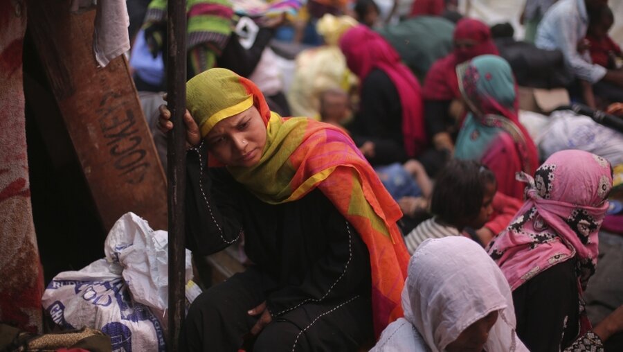Eine Rohingya-Frau sitzt in einer provisorischen Unterkunft in Indien / © Oinam Anand (dpa)
