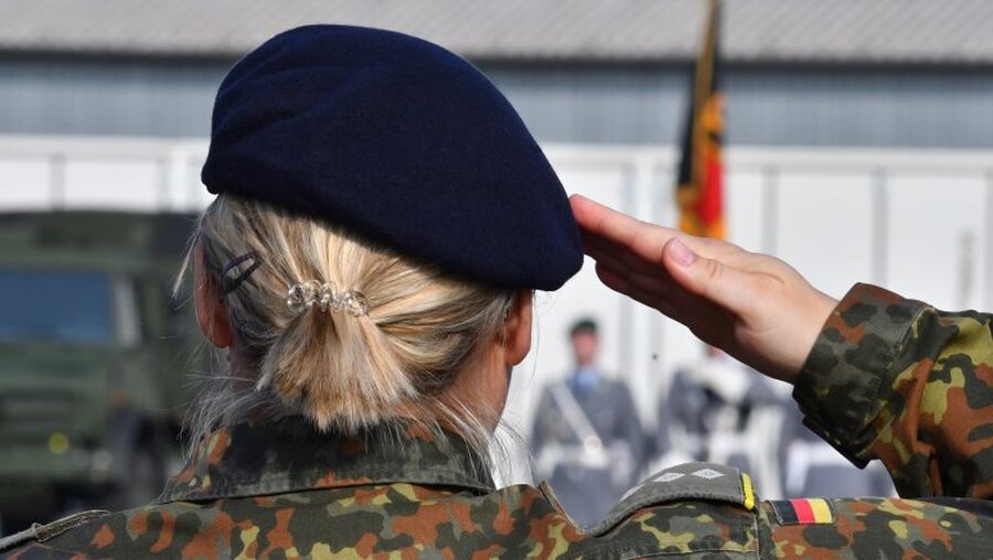 Eine Soldatin salutiert beim Appell zum Führungswechsel / © Bernd Settnik (dpa)