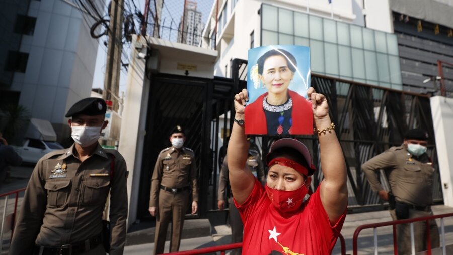 Eine in Thailand lebende Burmese hält ein Bild von Aung San Suu Kyi / © Sakchai Lalit (dpa)