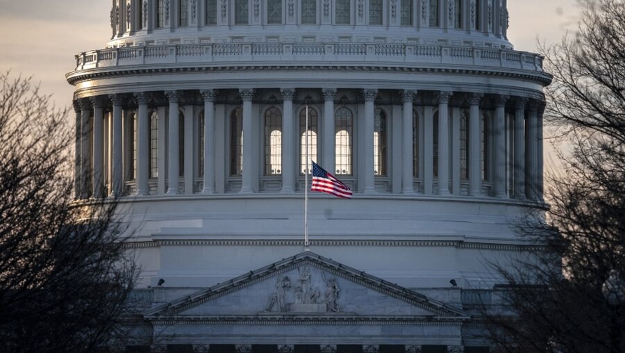 Eine US-Flagge weht am Kapitol. / © J. Scott Applewhite (dpa)