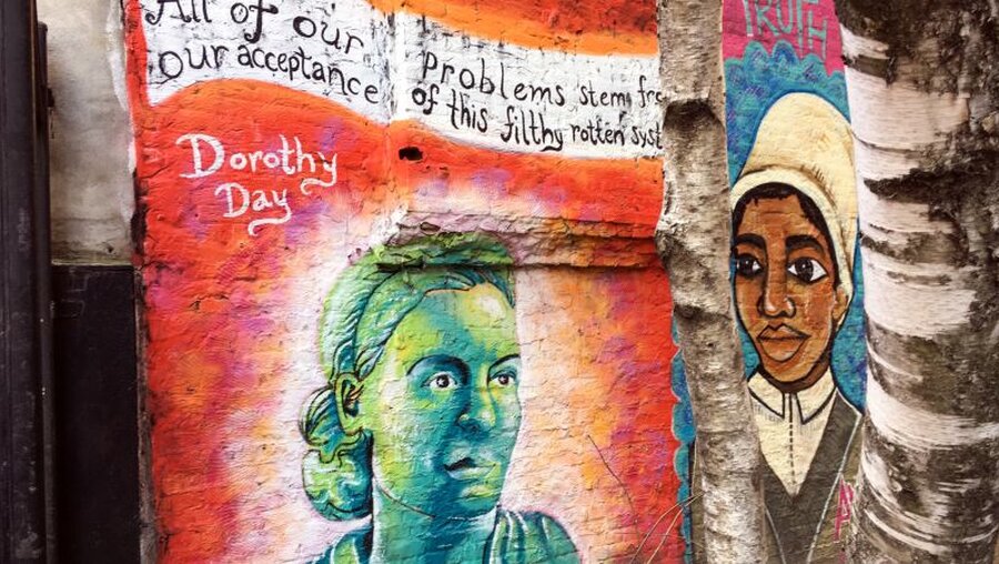 Eine Wandmalerei zeigt Dorothy Day (l.), Gründerin des Catholic Worker Movement in den USA / © Gregory A. Shemitz/CNS photo (KNA)