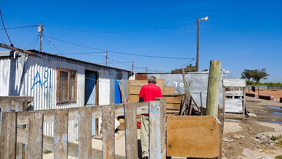 In einem Township in Kapstadt / © Bronwen Dachs (KNA)