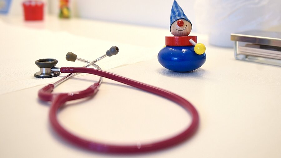 In einer Kinderarztpraxis / © Britta Pedersen (dpa)