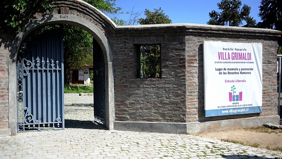 Eingang zur Gedenkstätte "Villa Grimaldi" / © Alexander Brüggemann (KNA)