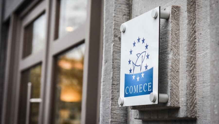 Eingangsschild am Sitz der COMECE in Brüssel / © Julia Steinbrecht (KNA)
