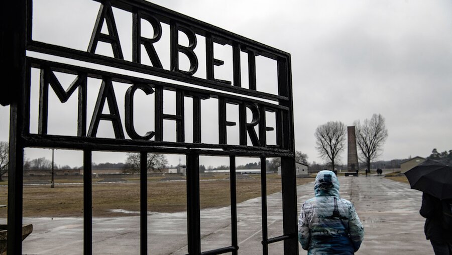 Eingangstor des ehemaligen Konzentrationslagers in der Gedenkstätte Sachsenhausen / © Paul Zinken (dpa)