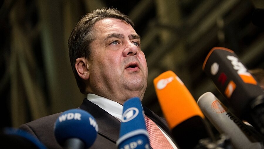 SPD-Vorsitzender Sigmar Gabriel äußert sich zum Asylpaket II / © Gregor Fischer (dpa)