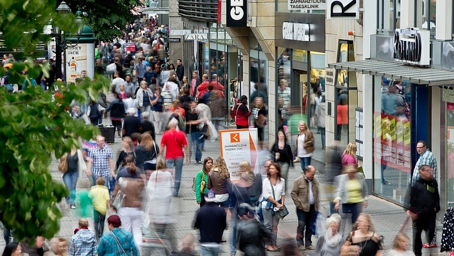 Menschen beim Einkaufsbummel / © Daniel Karmann (dpa)