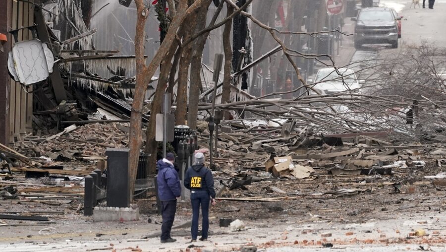 Einsatzkräfte arbeiten am Ort einer heftigen Explosion in der Innenstadt von Nashville / © Mark Humphrey/AP (dpa)
