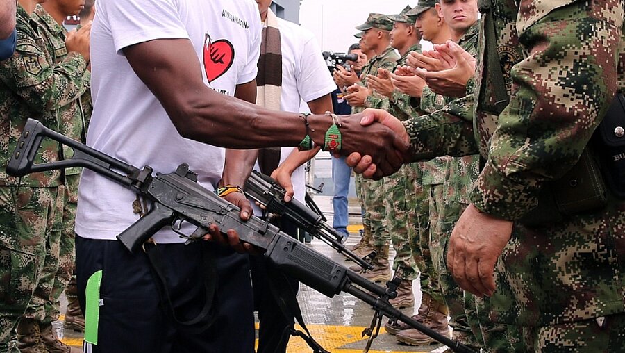 ELN-Kämpfer geben ihre Waffen ab (im Oktober 2016) / © Mauricio Duenas Castaneda (dpa)
