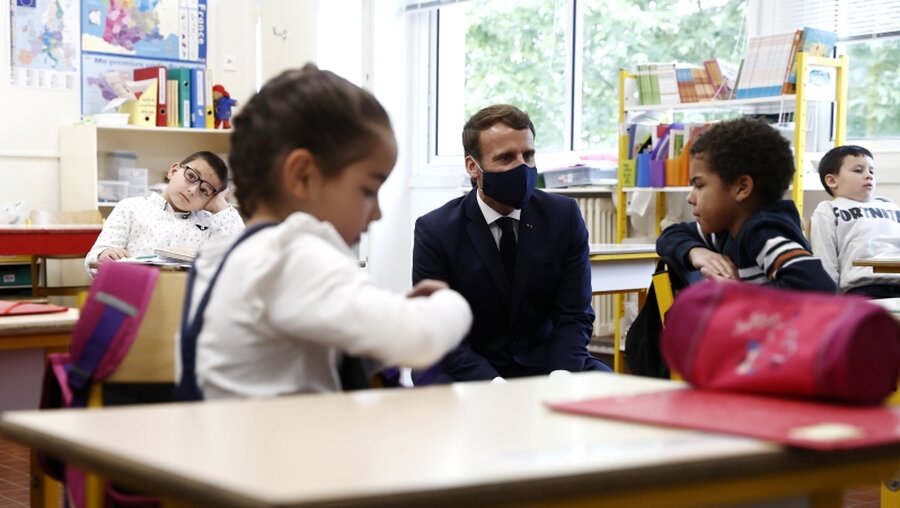 Emmanuel Macron besucht eine Grundschule / © Ian Langsdon (dpa)
