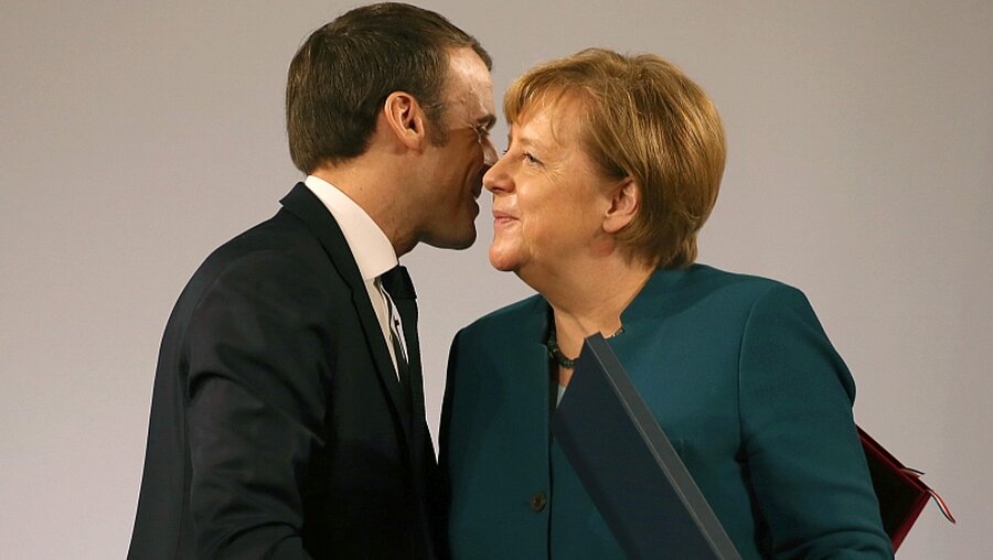 Emmanuel Macron und Angela Merkel nach Unterzeichnung des Freundschaftsvertrags / © Oliver Berg (dpa)