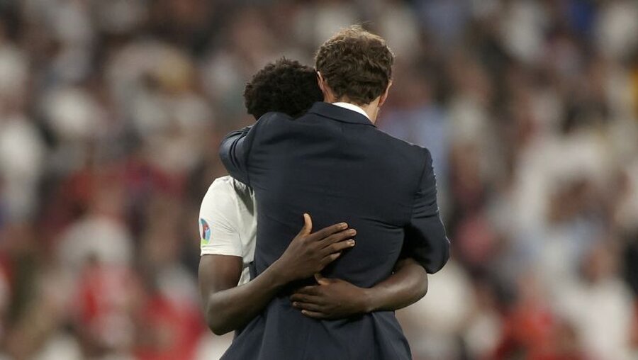 Englands Trainer Gareth Southgate umarmt Bukayo Saka nach dem Elfmeterschießen / © Carl Recine/Pool Reuters/AP (dpa)
