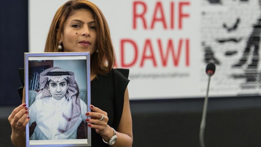 Die Frau des inhaftierten saudi-arabischen Bloggers Raif Badawi, Ensaf Haidar, zeigt im EU-Parlament in Straßburg ein Bild ihres Mannes / © Patrick Seeger (dpa)