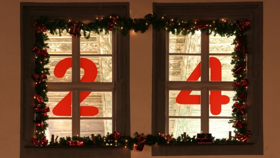 Erleuchtetes Fenster zu Weihnachten / © Rainer Oettel (epd)