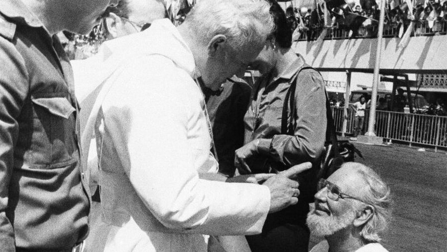 Ernesto Cardenal mit Papst Johannes Paul im März 1983 / © Mario Tapia (dpa)