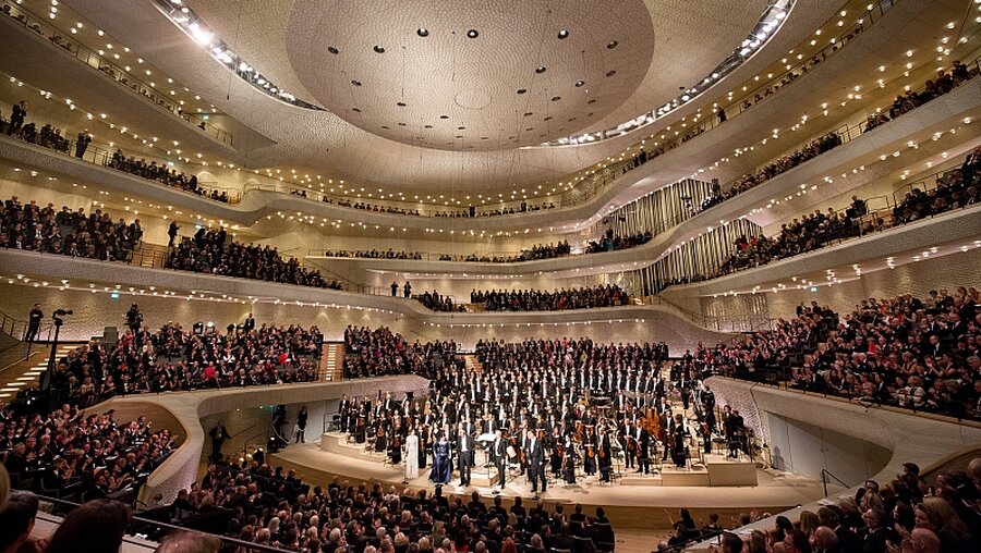 Schlussapplaus nach dem Eröffnungskonzert in der Elbphilharmonie / © Christian Charisius (dpa)