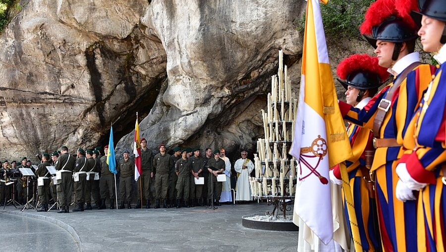 Eröffnungsgottesdienst der Soldatenwallfahrt an der Mariengrotte in Lourdes / © Melanie Pies (KNA)