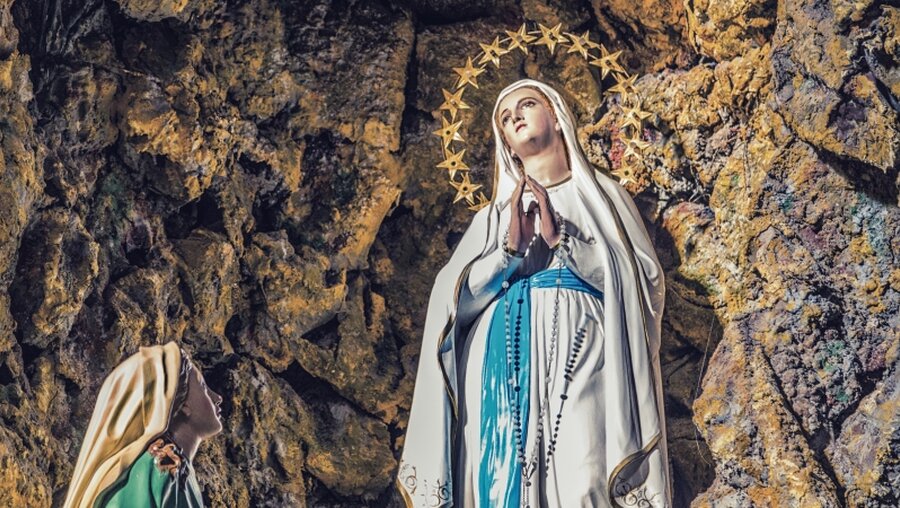 Erscheinung der Seligen Jungfrau Maria in der Grotte von Lourdes / © GoneWithTheWind (shutterstock)