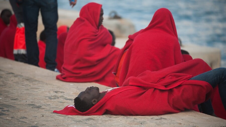 Erschöpfte Flüchtlinge nach ihrer Rettung aus dem Mittelmeer / © Jesus Merida Luque (dpa)