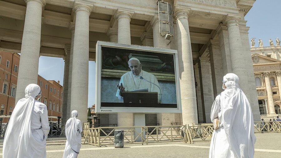Erstes Angelus-Gebet nach dem Lockdown auf dem Petersplatz / © Stefano Dal Pozzolo (KNA)